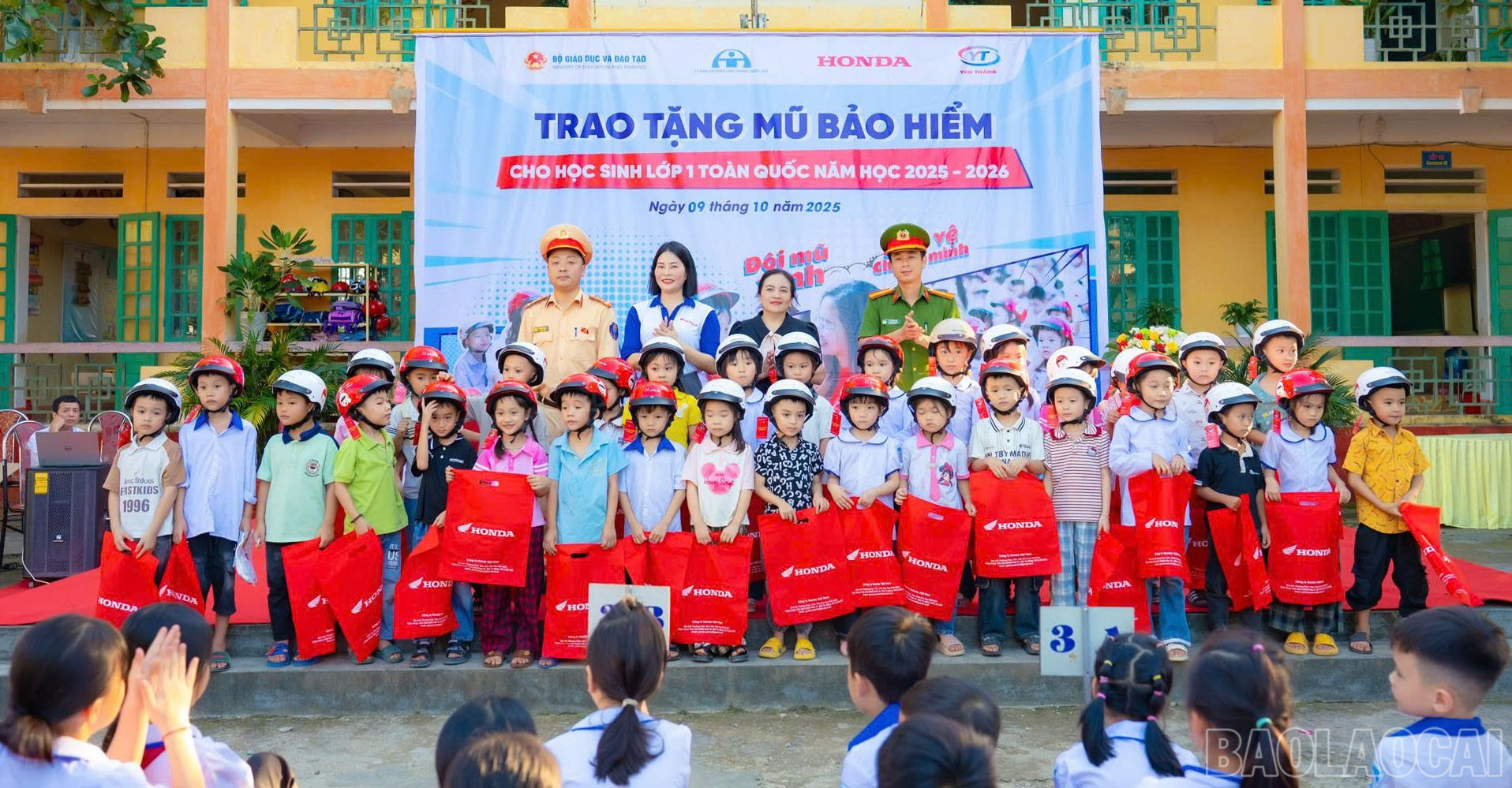 Trao tặng mũ bảo hiểm cho các em học sinh lớp 1. baolaocai-br_cac-em-hoc-sinh-duoc-nhan-mu-bao-hiem.jpg
