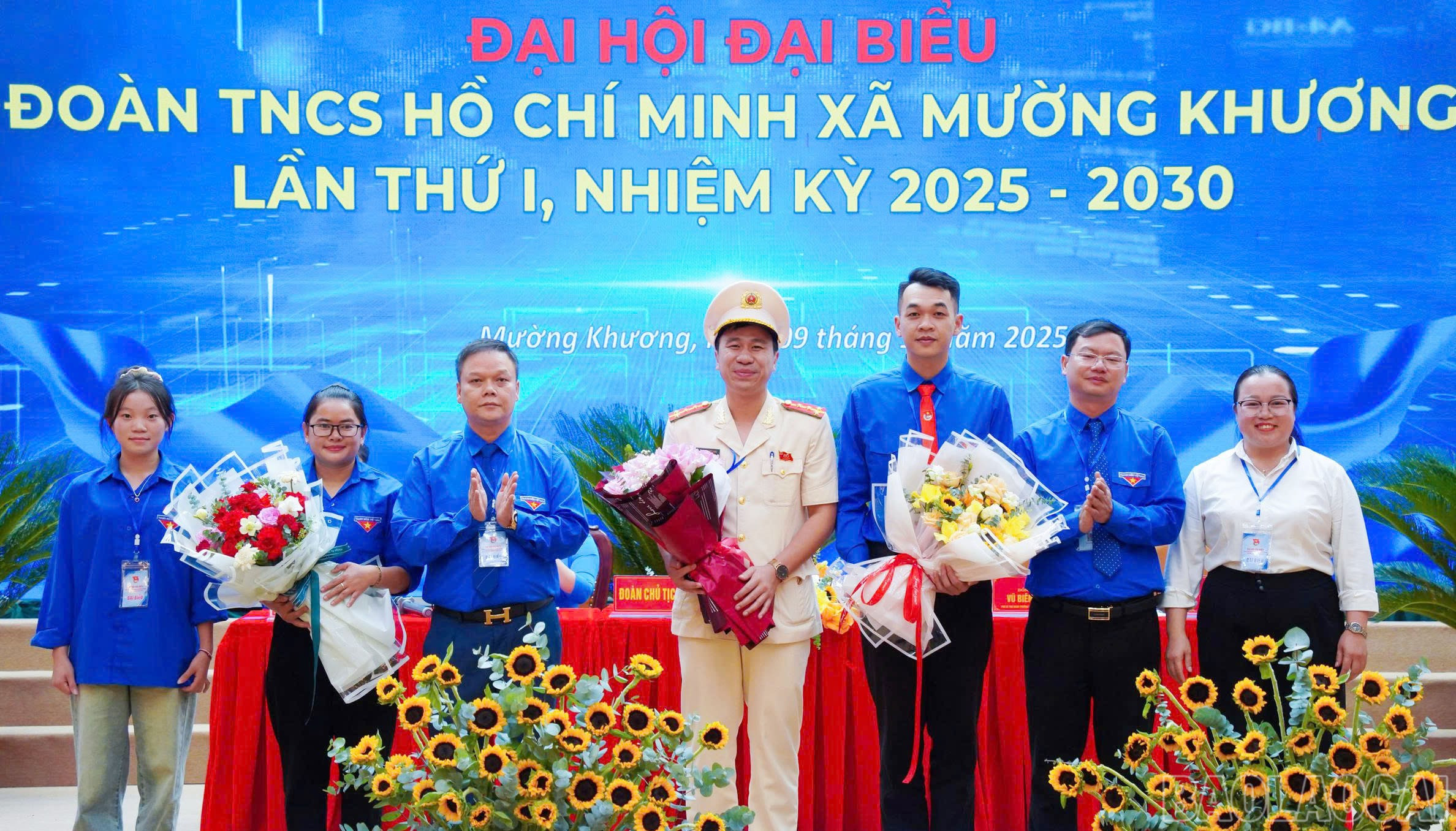 Lãnh đạo xã Mường Khương tặng hoa chúc mừng đại hội. baolaocai-br_z7098680871704-8dc0c98d79f352109422a7ecd25beca2.jpg