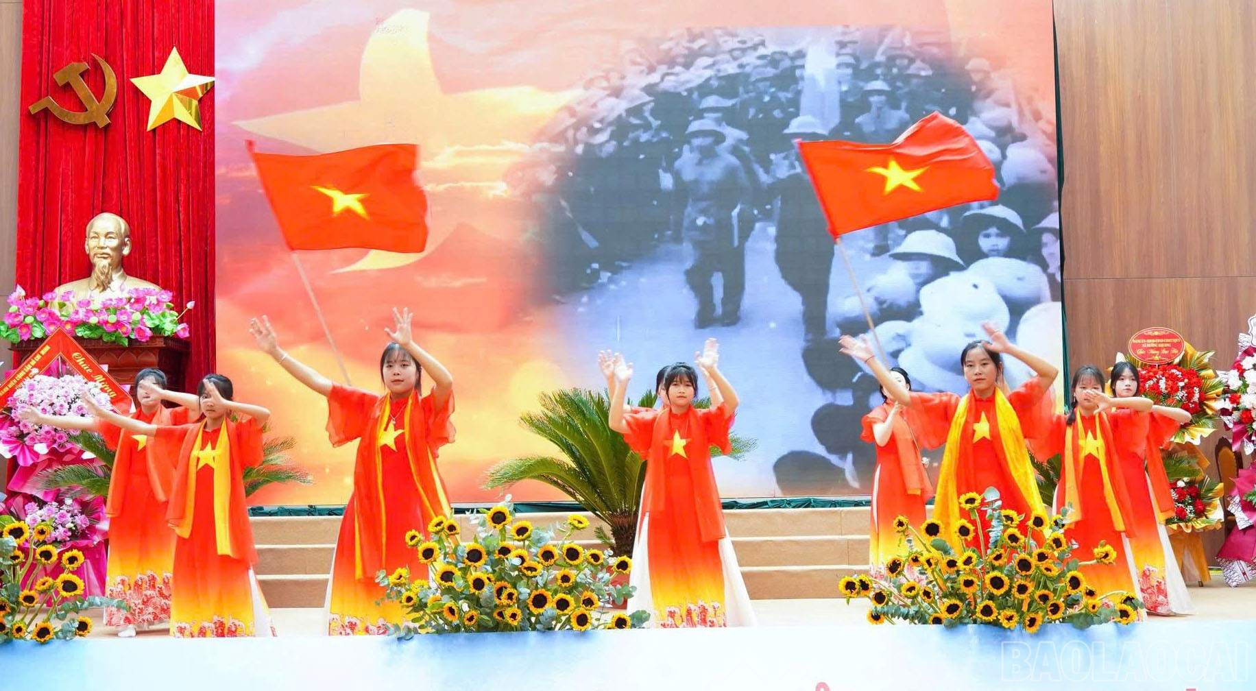Văn nghệ chào mừng đại hội. baolaocai-br_mot-so-tiet-muc-van-nghe-dac-sac-tai-dai-hoi.jpg