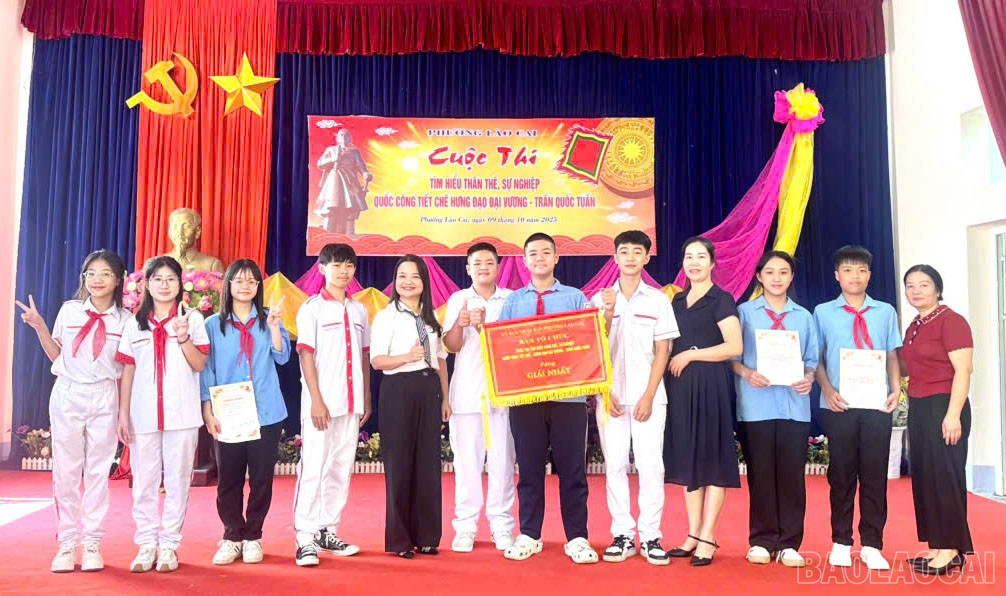 Trường THCS Hoàng Hoa Thám giành giải Nhất toàn đoàn. baolaocai-br_anh-5-truong-thcs-hoang-hoa-tham-duoc-trao-giai-nhat-toan-doan.jpg
