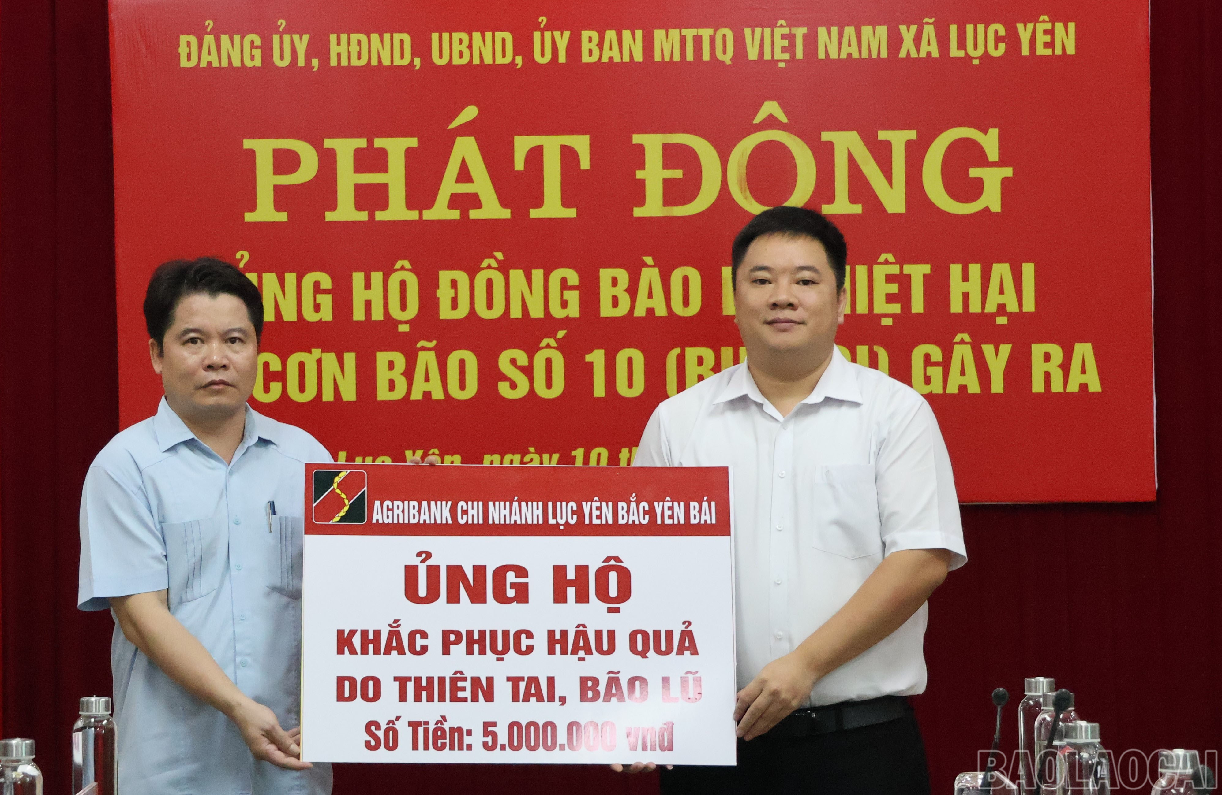 Các đại biểu quyên góp ủng hộ người dân vùng lũ. baolaocai-br_img-2989.jpg
