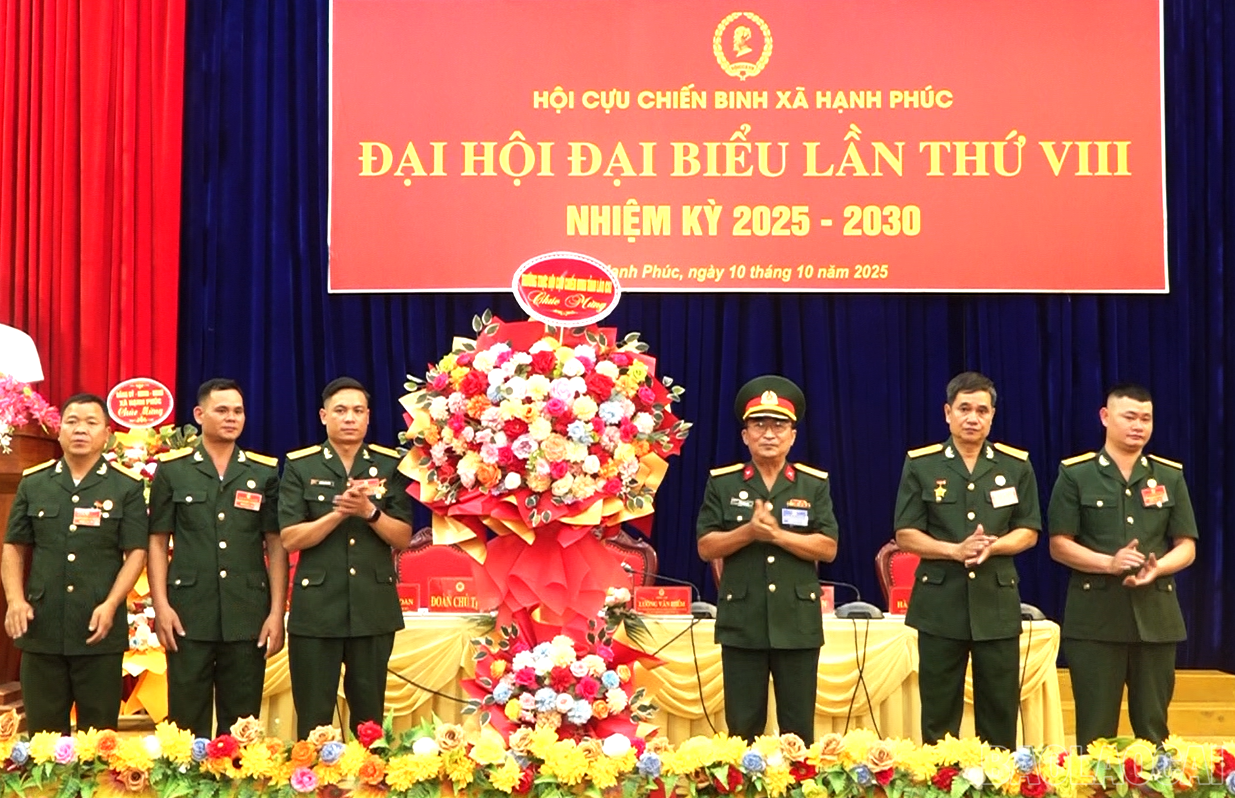 Lãnh đạo Hội Cựu chiến binh tỉnh tặng hoa chúc mừng đại hội. baolaocai-br_lanh-dao-hoi-ccb-tinh-tang-hoa-chuc-mung-dai-hoi.png