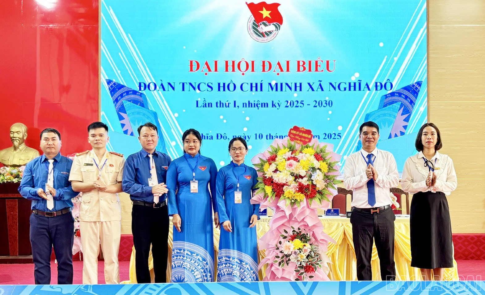 Lãnh đạo xã Nghĩa Đô tặng hoa chúc mừng đại hội. baolaocai-br_lanh-dao-dang-uy-ubnd-xa-nghia-do-tang-hoa-chuc-mung-dai-hoi-2791.jpg