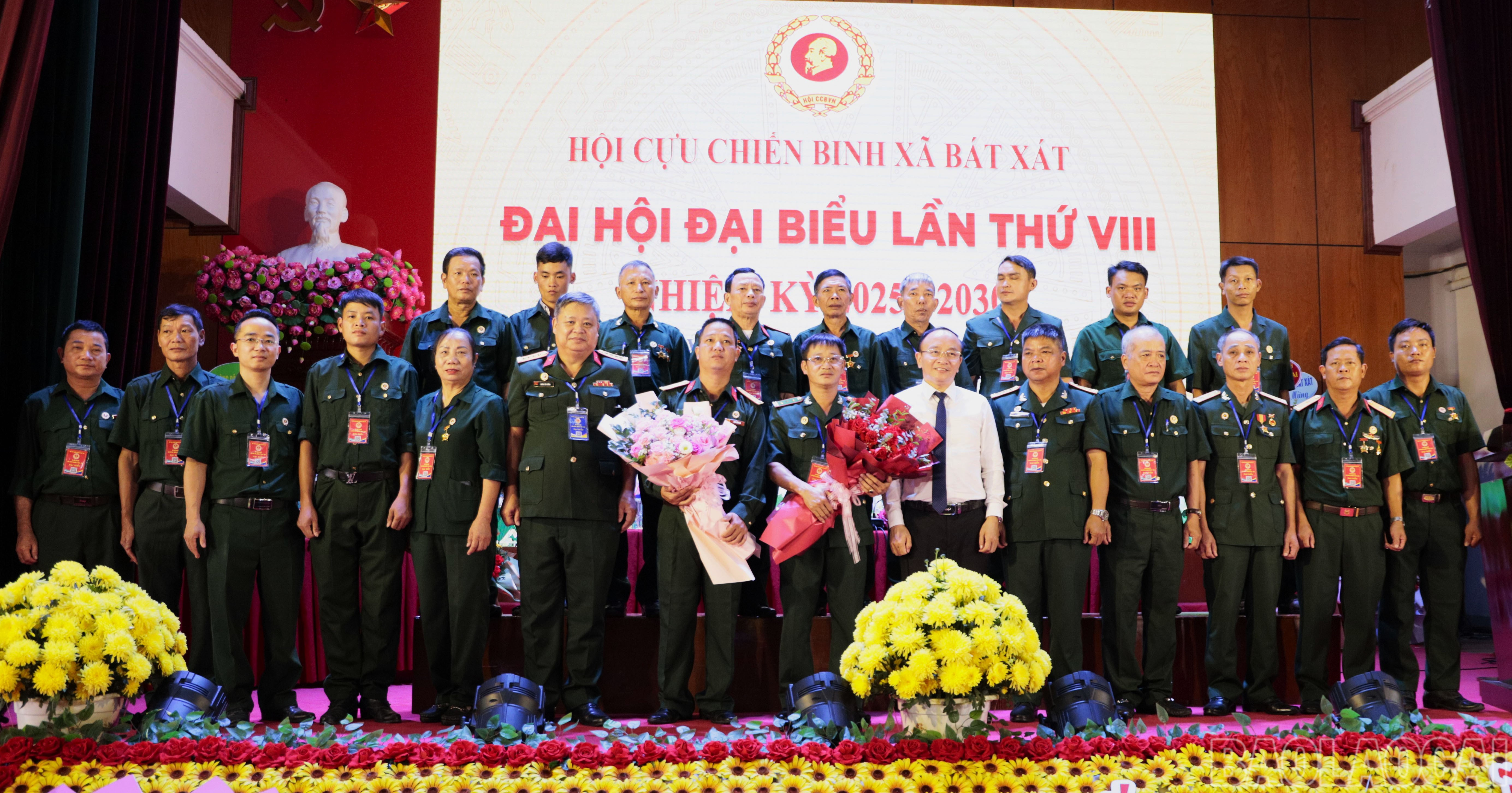Ban Chấp hành Hội Cựu chiến binh xã Bát Xát nhiệm kỳ 2025 - 2030 ra mắt đại hội. baolaocai-br_lanh-dao-tinh-va-xa-tang-hoa-chuc-mung-bch-khoa-moi.jpg