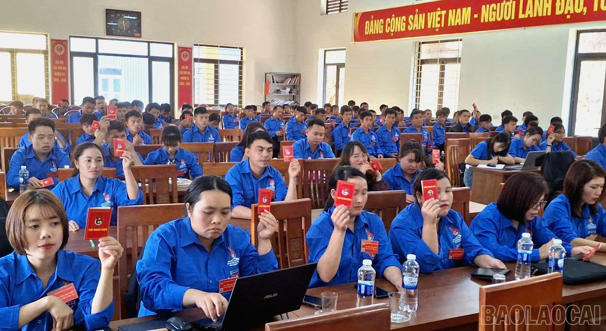 Các đại biểu biểu quyết Nghị quyết đại hội. baolaocai-br_a-dai-hoi-7.jpg