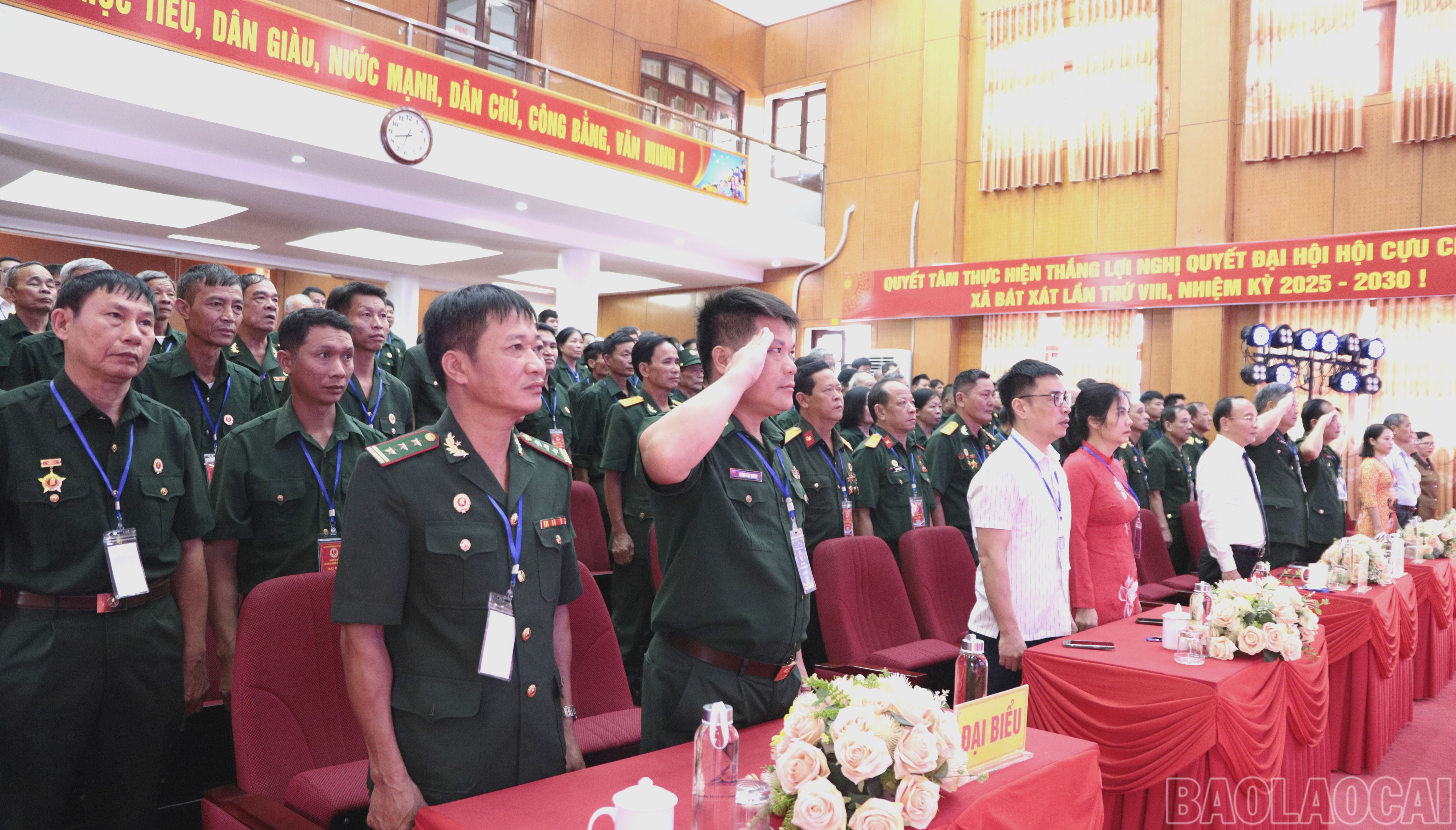 Các đại biểu thực hiện nghi lễ chào cờ. baolaocai-br_dai-bieu-thuc-hien-nghi-le-chao-co.jpg