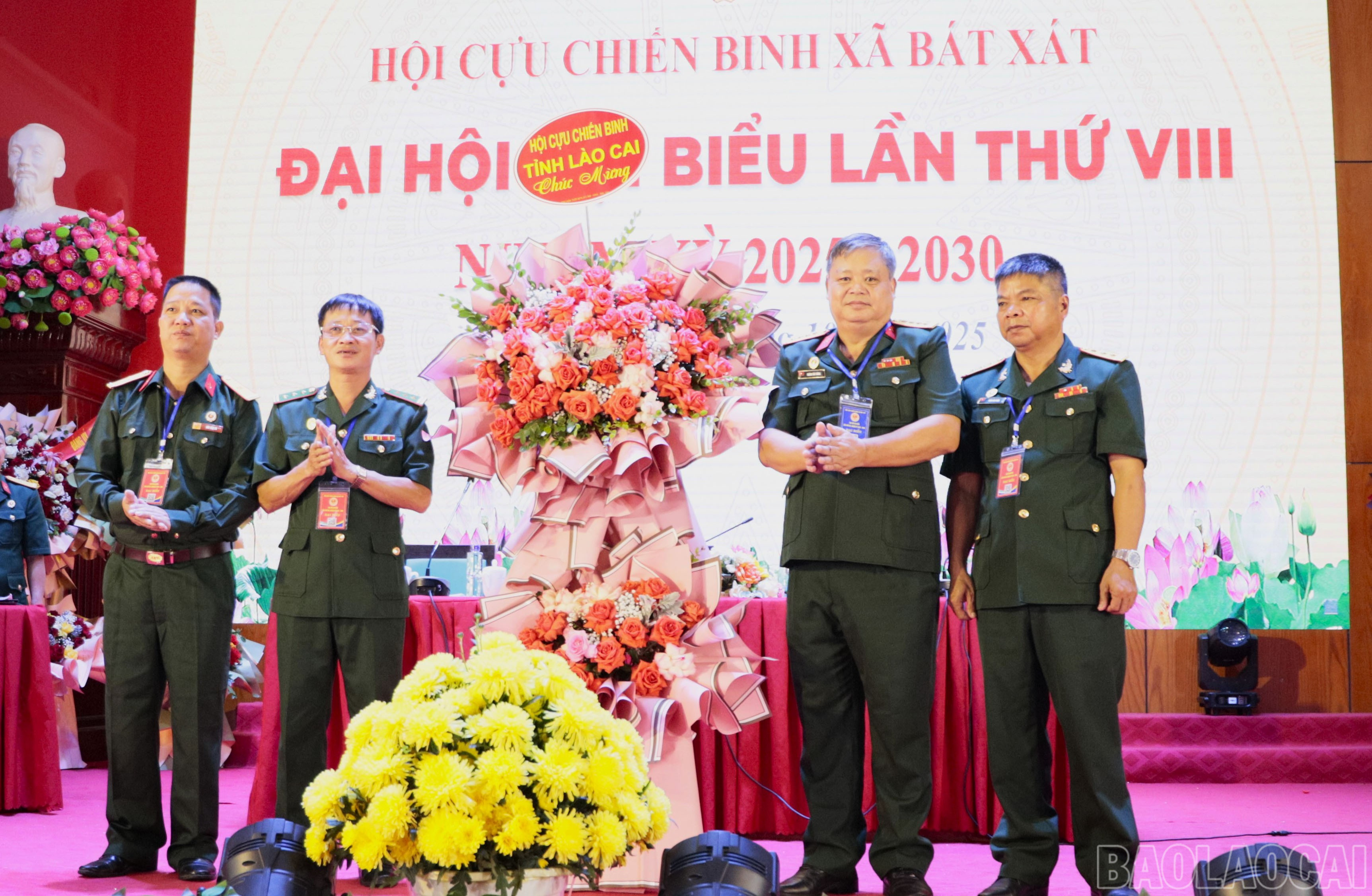 Đồng chí Hoàng Văn Thông tặng hoa chúc mừng đại hội. baolaocai-br_dong-chi-hoang-van-thong-uvbch-tw-hoi-cuu-chien-binh-viet-nam-pho-chu-tich-hoi-cuu-chien-binh-tinh-lao-cai-tang-hoa-chuc-mung.jpg