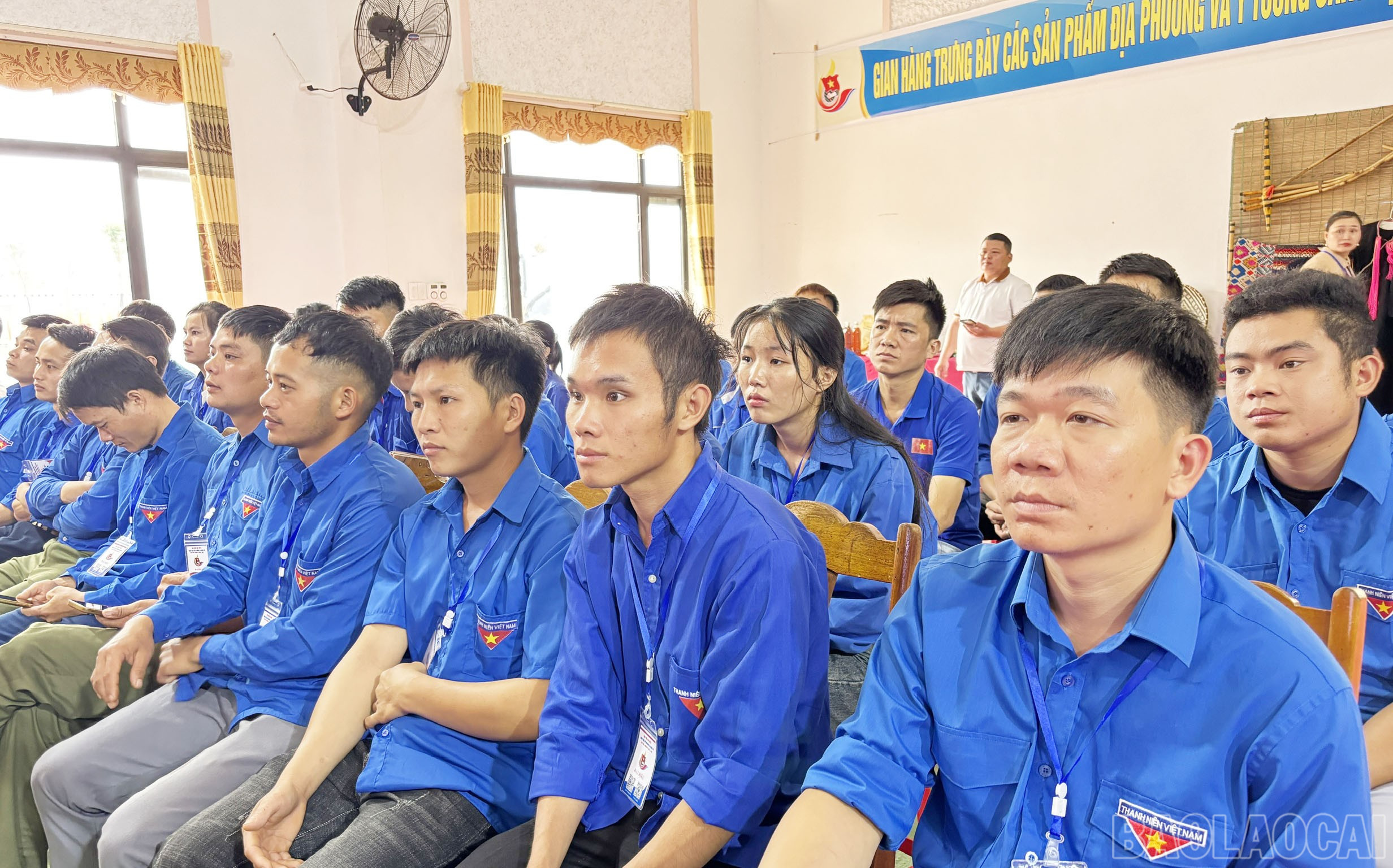Đoàn viên, thanh niên tham dự đại hội. baolaocai-br_doan-vien-thanh-nien-du-dai-hoi.jpg