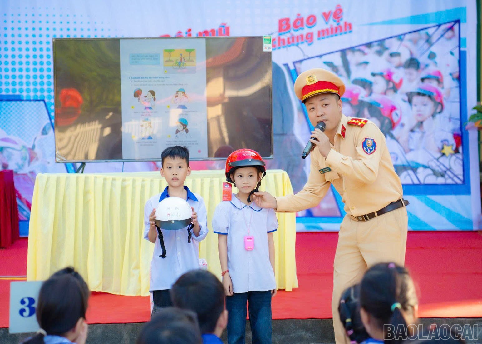 Hướng dẫn học sinh đội mũ bảo hiểm an toàn. baolaocai-br_huong-dan-hs-doi-mu-bh.jpg