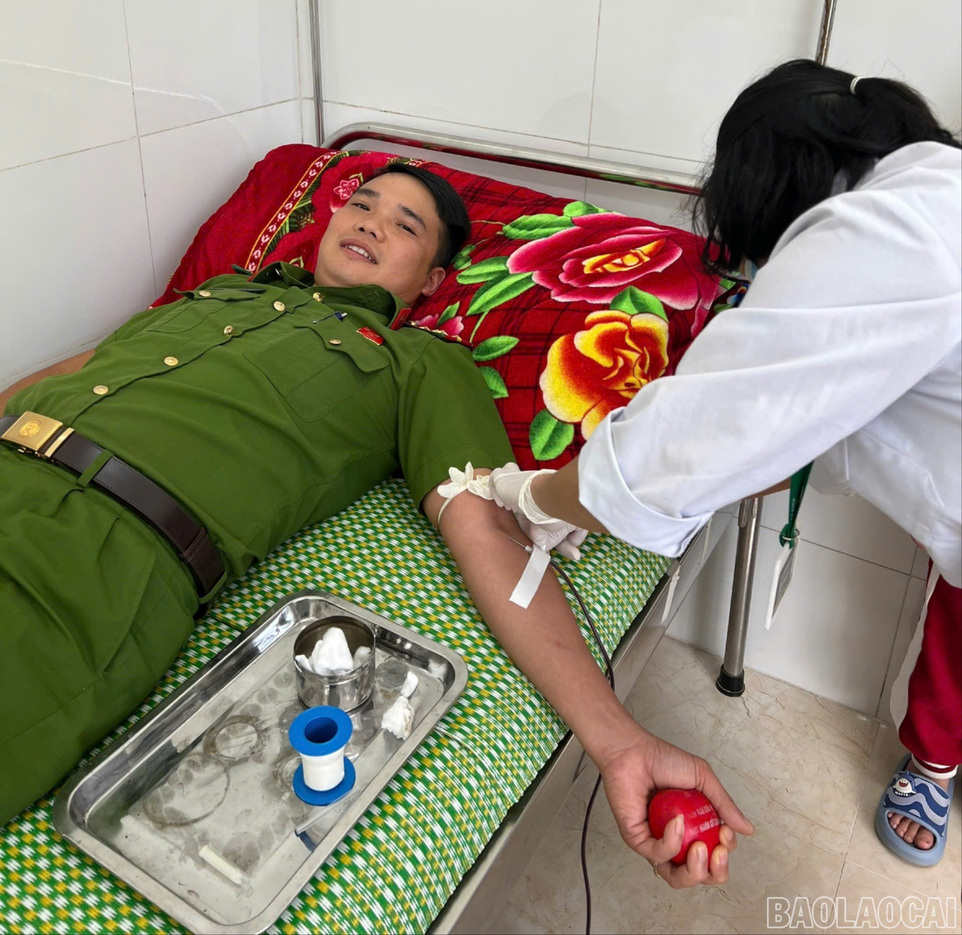 Đại úy Lèng Ỷ Chình kịp thời hiến máu cứu bệnh nhân. baolaocai-br-dai-uy-leng-y-chinh-nhanh-chong-co-mat-tai-benh-vien-de-hien-mau-kip-thoi-cuu-benh-nhan.jpg