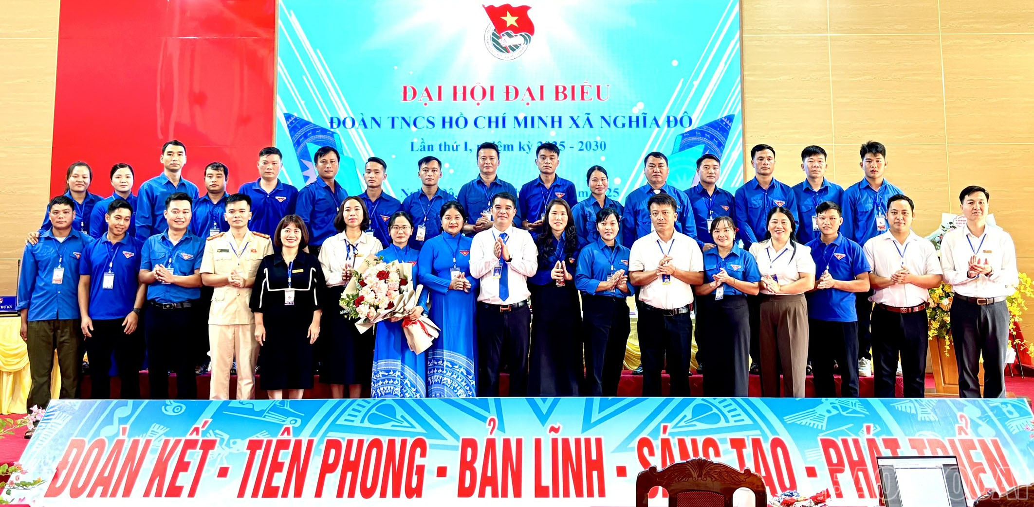 Ban Chấp hành Đoàn xã Nghĩa Đô khóa mới ra mắt đại hội. baolaocai-br_ban-chap-hanh-moi-ra-mat-dai-hoi.jpg