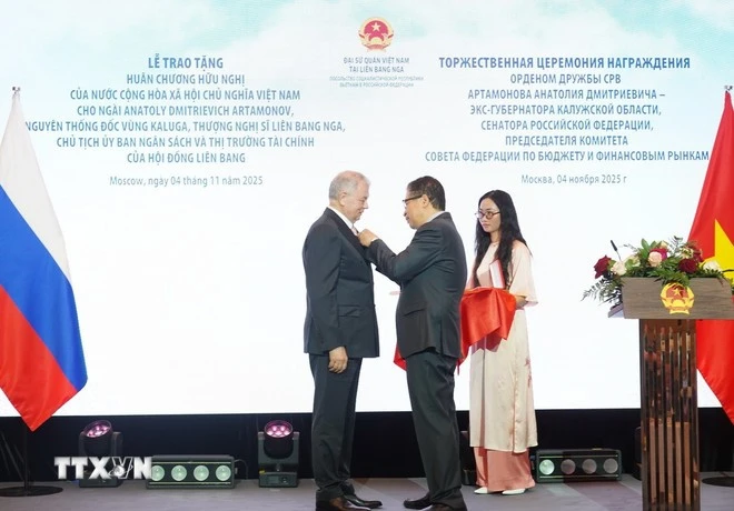 Đại sứ Việt Nam tại Liên bang Nga Đặng Minh Khôi gắn Huân chương Hữu nghị cho ông Anatoly Dmitrievich Artamonov - Thượng nghị sỹ Liên bang Nga, Chủ tịch Ủy ban Ngân sách và Thị trường Tài chính của Hội đồng Liên bang, nguyên Thống đốc vùng Kaluga.