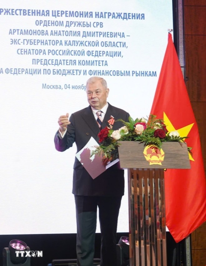 Ông Anatoly Dmitrievich Artamonov phát biểu cảm ơn và bày tỏ cảm tưởng sau khi nhận Huân chương Hữu nghị của Việt Nam.