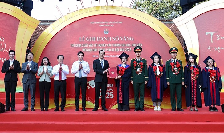Đại diện thủ khoa xuất sắc trao Sổ vàng cho Bí thư Thành đoàn, Chủ tịch Hội Sinh viên Việt Nam thành phố Hà Nội Nguyễn Tiến Hưng.