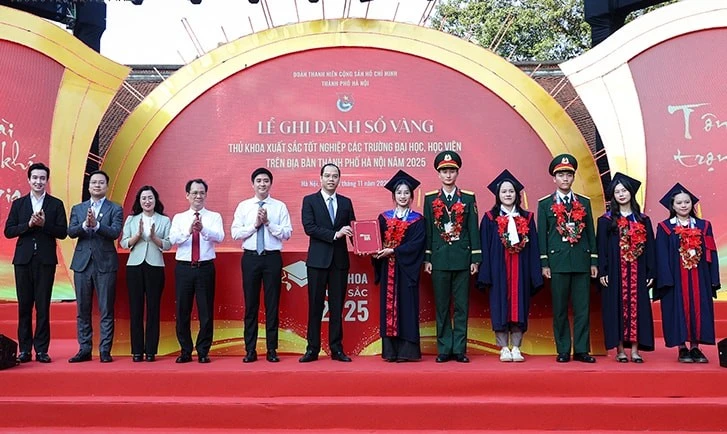 Đại diện thủ khoa xuất sắc trao Sổ vàng cho Bí thư Thành đoàn, Chủ tịch Hội Sinh viên Việt Nam thành phố Hà Nội Nguyễn Tiến Hưng.