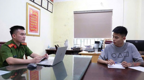 Hai đối tượng chủ mưu làm nhục hai học sinh ở Sóc Sơn, Hà Nội. Hai đối tượng chủ mưu làm nhục hai học sinh ở Sóc Sơn, Hà Nội.