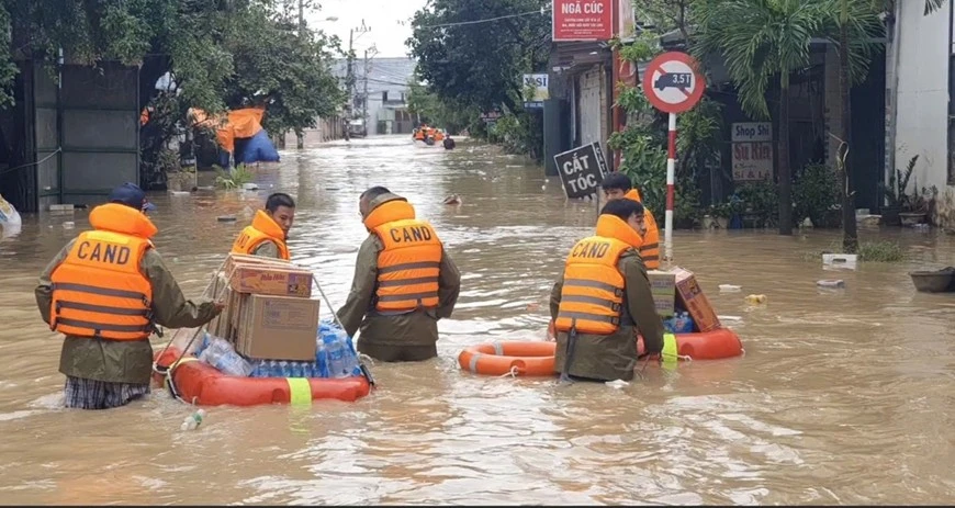 Lực lượng Công an tiếp tế đồ ăn, nước uống cho người dân tỉnh Gia Lai.