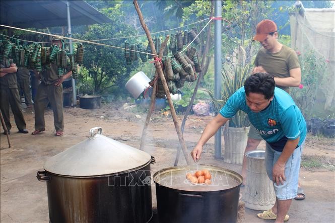 Người dân xã Hàm Tân, tỉnh Lâm Đồng nấu bánh, luộc trứng để gửi cho đồng bào vùng lũ.