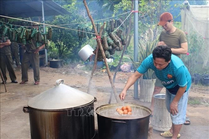 Người dân xã Hàm Tân, tỉnh Lâm Đồng nấu bánh, luộc trứng để gửi cho đồng bào vùng lũ.