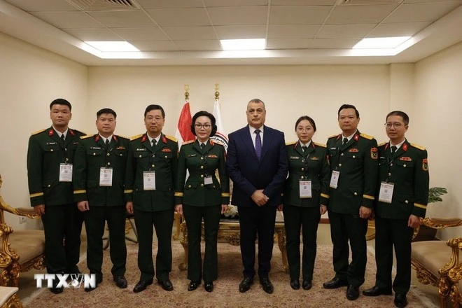 Thiếu tướng Phan Thị Hoài Vân, Phó Chủ nhiệm Tổng cục Công nghiệp Quốc phòng, và Bộ trưởng Bộ Sản xuất Quốc phòng Ai Cập Mohamed Salah El-Din Mostafa cùng các đại biểu chụp ảnh chung.