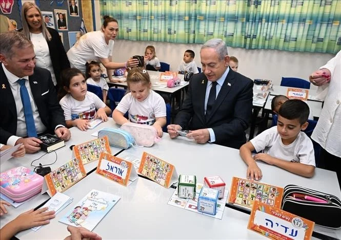 Thủ tướng Israel Benjamin Netanyahu đã dự khai giảng năm học mới tại Trường Tiểu học Begin ở Nof Hagalil.