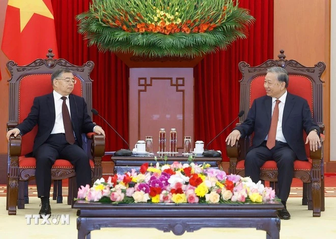 Tổng Bí thư Tô Lâm tiếp đồng chí Lý Thư Lỗi, Ủy viên Bộ Chính trị, Bí thư Ban Bí thư, Trưởng Ban Tuyên truyền Trung ương, Đảng Cộng sản Trung Quốc. (Ảnh: Thống Nhất/TTXVN)