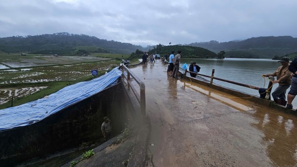 Những ngày qua, chính quyền địa phương túc trực, giám sát mức độ nguy hiểm của sự cố để có biện pháp chủ động ứng phó.