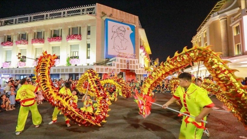 Lễ rước đèn “Đêm hội Trăng Rằm” quanh khu vực Hồ Hoàn Kiếm. su-tu-2007.jpg