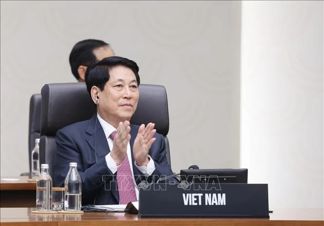 Chủ tịch nước Lương Cường dự Phiên họp thứ 2 Hội nghị Cấp cao APEC lần thứ 32.