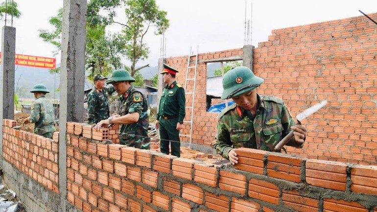 Lực lượng Quân khu 5 xây nhà mới cho người dân vùng lũ.