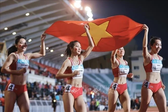 Các VĐV Hoàng Thị Minh Hạnh, Lê Thị Tuyết Mai, Nguyễn Thị Hằng, Nguyễn Thị Ngọc xuất sắc giành HCV nội dung 4x400m tiếp sức nữ tại SEA Games 33.