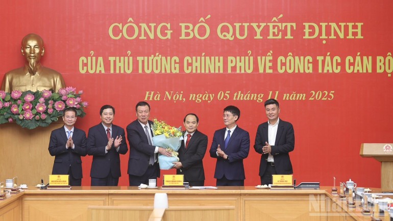 Lãnh đạo Thanh tra Chính phủ tặng hoa chúc mừng đồng chí Nguyễn Quốc Đoàn.