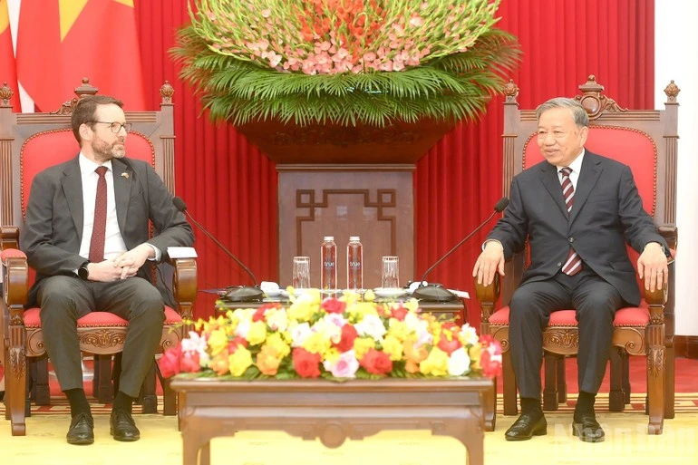 Tổng Bí thư Tô Lâm tiếp Đại sứ Anh tại Việt Nam Iain Frew.