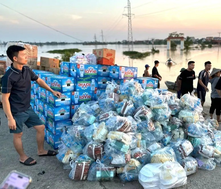 Cứu trợ người dân bị nước lũ cô lập. cuu-tro.jpg