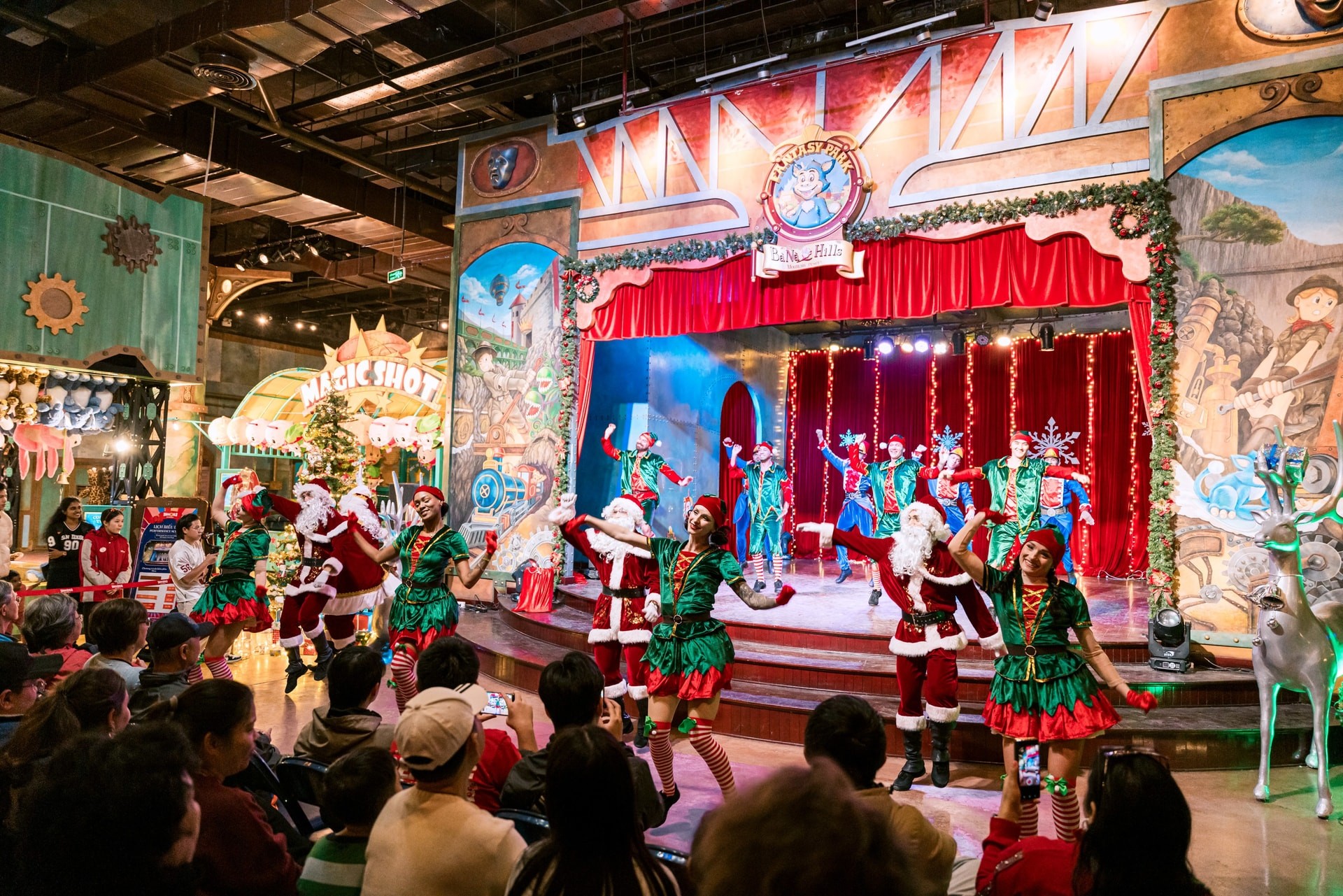 Các minishow nghệ thuật sôi động khuấy động không khí lễ hội tại Sun World Ba Na Hills.