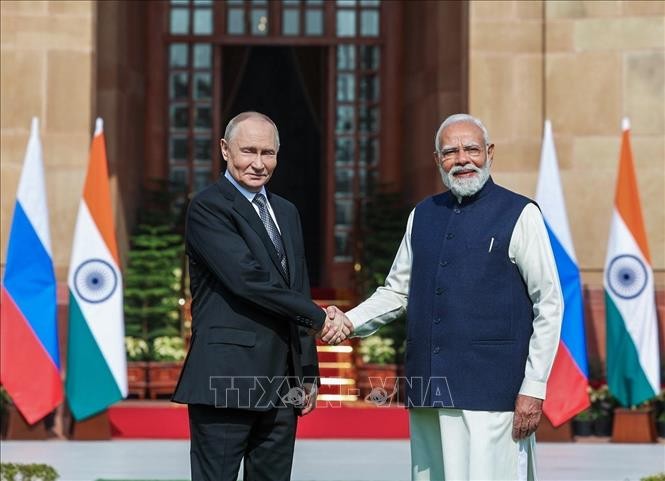 Tổng thống Nga Vladimir Putin (trái) và Thủ tướng Ấn Độ Narendra Modi tới tham gia Hội nghị Thượng đỉnh Ấn Độ - Nga thường niên lần thứ 23 ở New Delhi ngày 5/12/2025. Ảnh: ANI/TTXVN