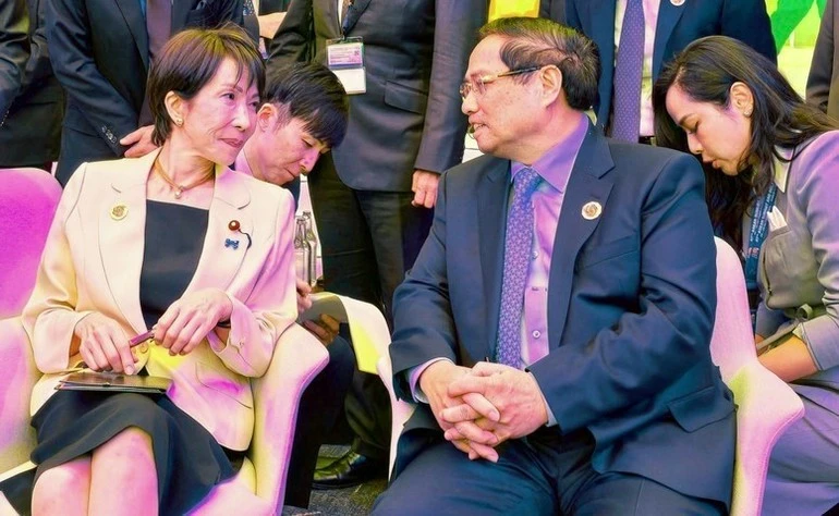 Thủ tướng Phạm Minh Chính gặp tân Thủ tướng Nhật Bản Takaichi Sanae. (Ảnh: VGP)