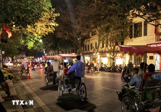 Du khách ngắm phố phường Hà Nội trên những chuyến xích lô.