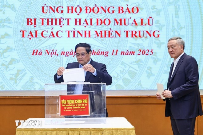 Thủ tướng Phạm Minh Chính quyên góp ủng hộ đồng bào bị thiệt hại do mưa lũ tại các tỉnh miền Trung.