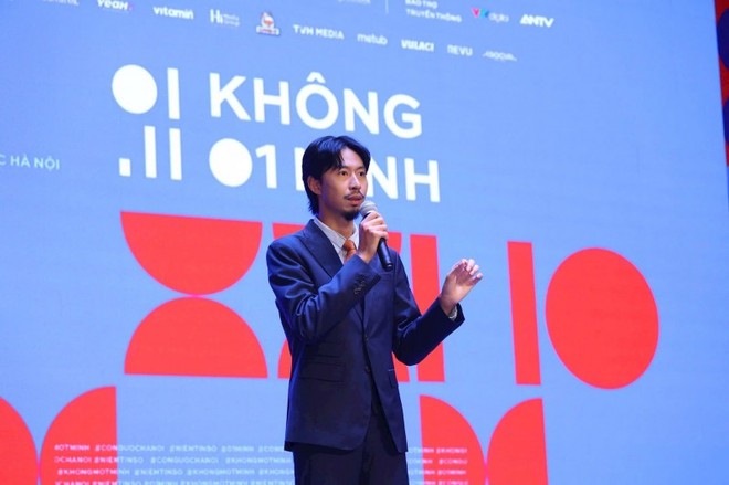 Rapper Đen là đại sứ của chiến dịch "Không một mình" nhằm nâng cao nhận thức về tội phạm mạng. Rapper Đen là đại sứ của chiến dịch "Không một mình" nhằm nâng cao nhận thức về tội phạm mạng.