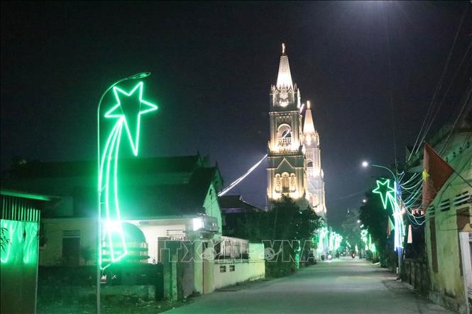 Các tuyến đường ở Ninh Bình rực rỡ ánh đèn dịp Lễ Thiên Chúa Giáng sinh 2025.