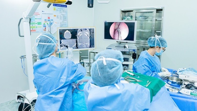 Ê-kíp bác sĩ đang phẫu thuật bằng hệ thống định vị(AI Neuro-Navigation Curve BrainLAB) kết hợp hệ thống nội soi.
