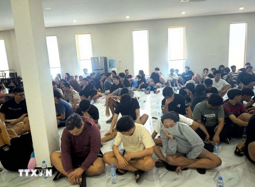 Lực lượng chức năng tỉnh Banteay Meanchey đột kích tòa nhà được dùng cho hoạt động lừa đảo trực tuyến tại thành phố Poipet, bắt giữ hơn 270 đối tượng, thu giữ nhiều vật chứng. toi-pham-truc-tuyen-8157213.jpg