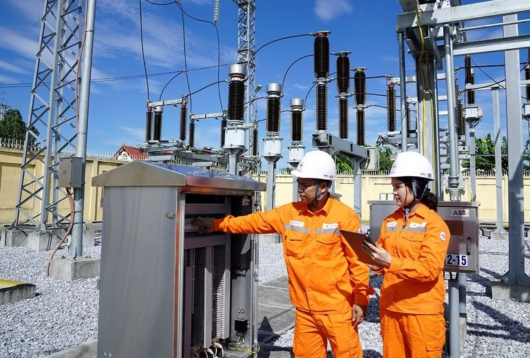 Kiểm tra hệ thống tủ điện vận hành tại trạm biến áp.