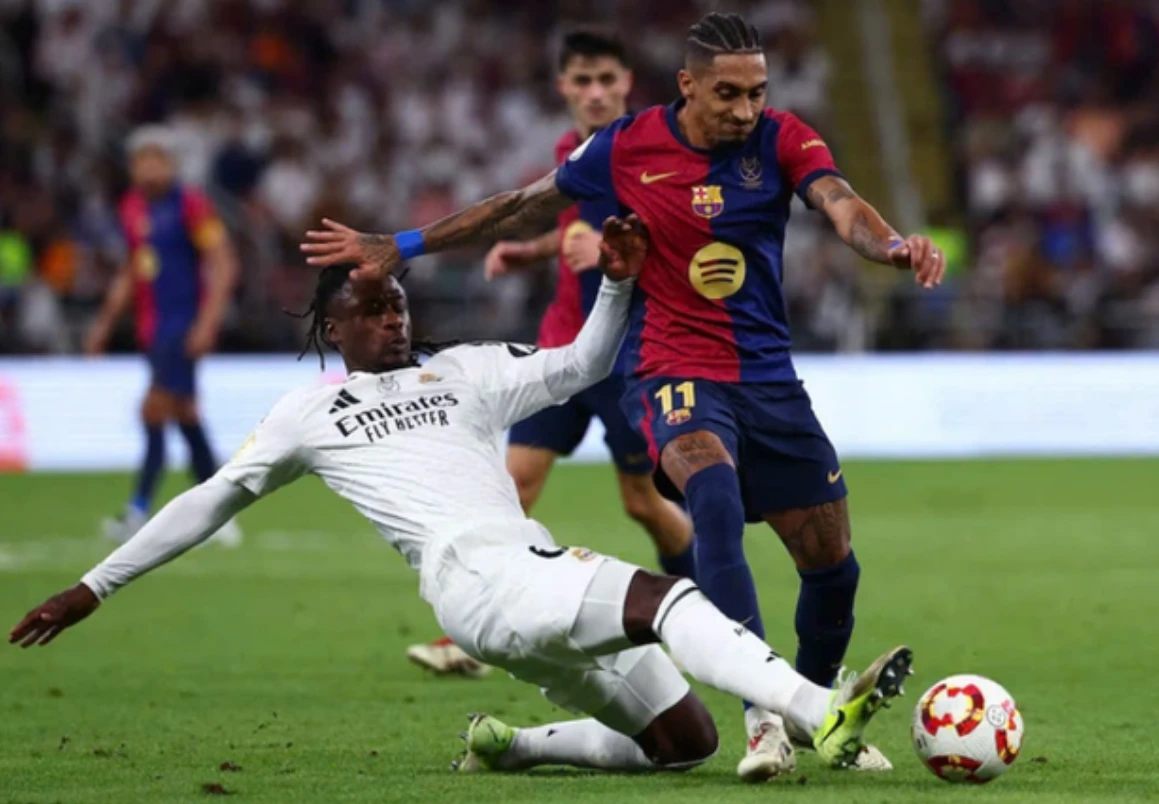 Trận El Clasico mùa này diễn ra khi hai đội đang dẫn đầu bảng xếp hạng.