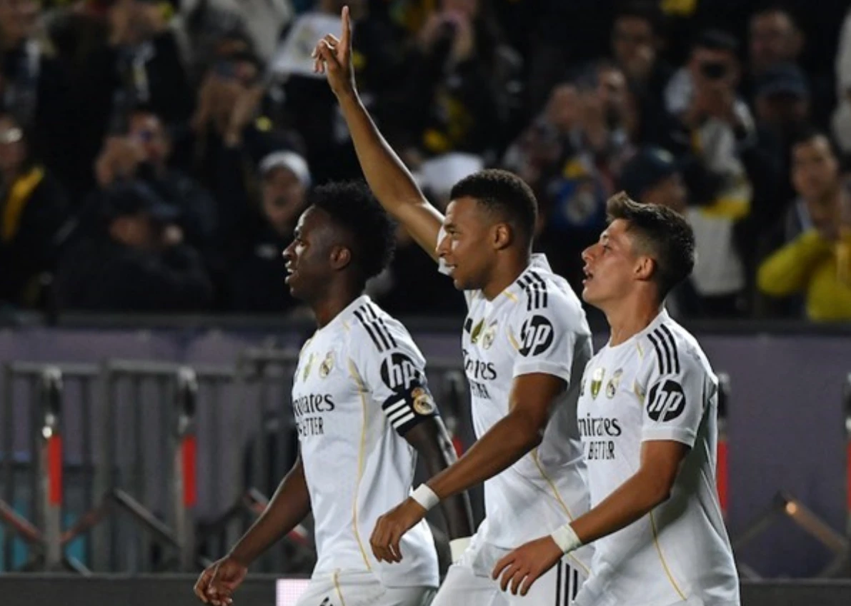 Mbappe khá có duyên với mành lưới của Barca.