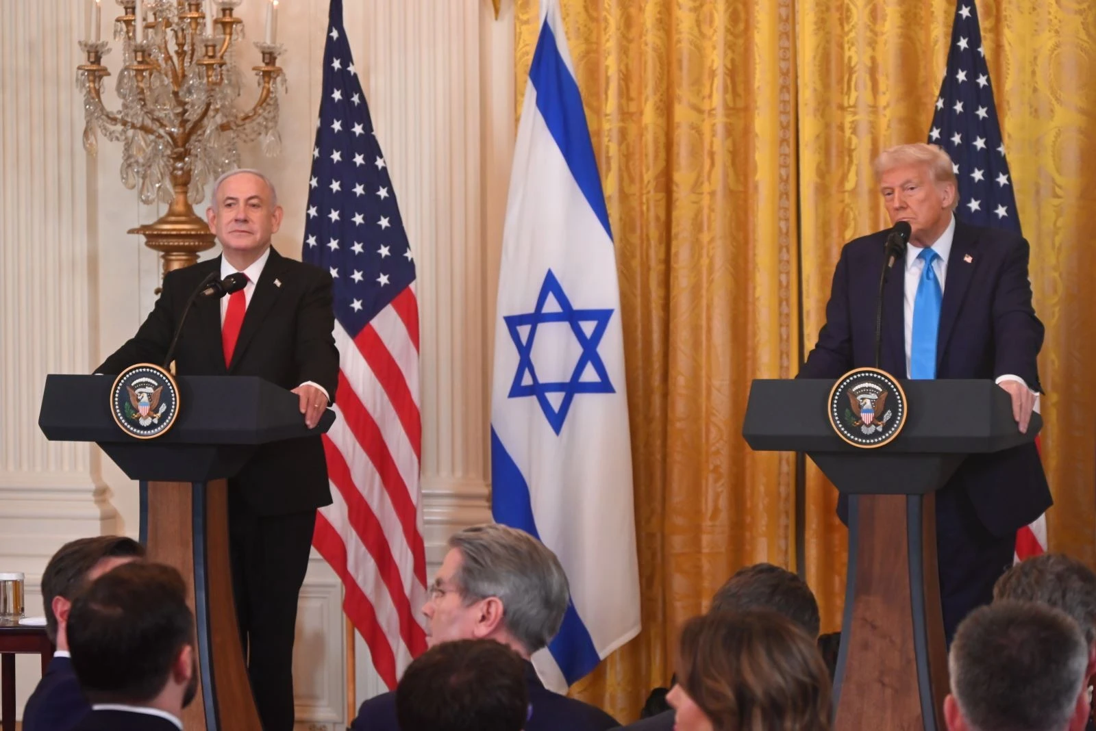 Tổng thống Mỹ Donald Trump (phải) phát biểu trong cuộc họp báo chung với Thủ tướng Israel Benjamin Netanyahu (trái) tại Nhà Trắng ở Washington, D.C., ngày 4/2/2025.