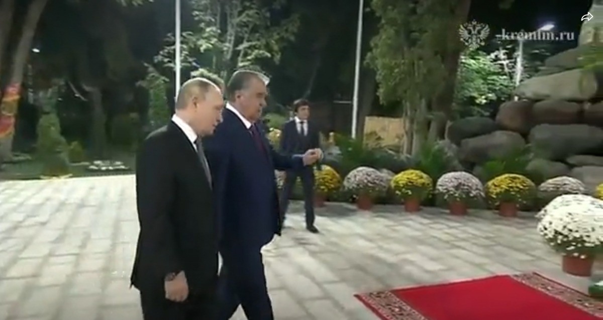 Tổng thống Liên bang Nga Vladimir Putin và Tổng thống Tajikistan Emomali Rahmon đi dạo trong Vườn Bách thảo Dushanbe. nga-taji.jpg