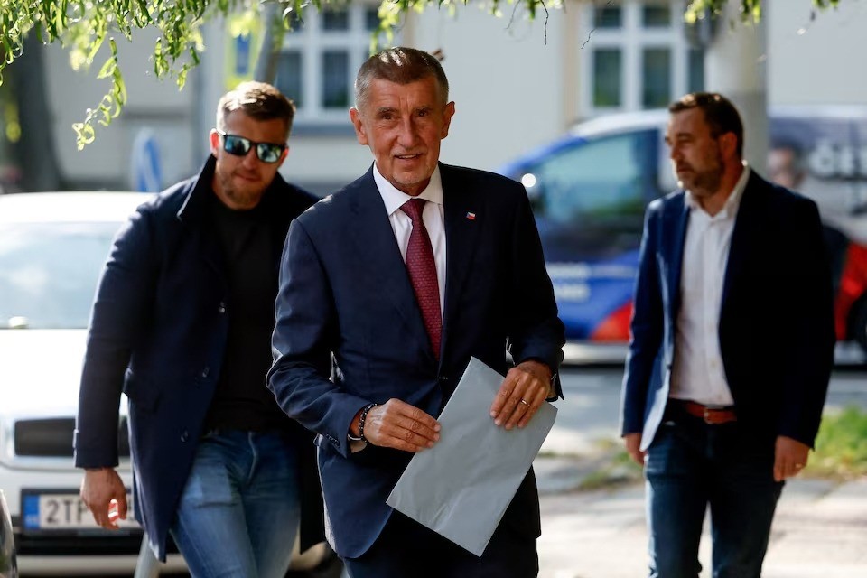 Lãnh đạo phong trào ANO Andrej Babis đi bộ bên ngoài 1 điểm bỏ phiếu trong cuộc bầu cử Hạ viện ở Ostrava, Cộng hòa Séc, ngày 3/10. anh.jpg