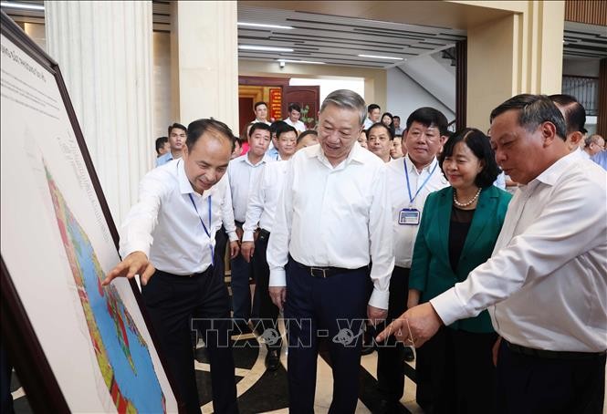 Tổng Bí thư Tô Lâm kiểm tra hoạt động của chính quyền địa phương 2 cấp tại phường Tây Hồ, Thành phố Hà Nội.